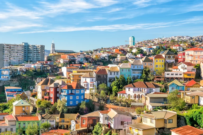 Coloridos edificios de la ciudad Patrimonio de la Humanidad de Valparaíso, Chile (2)