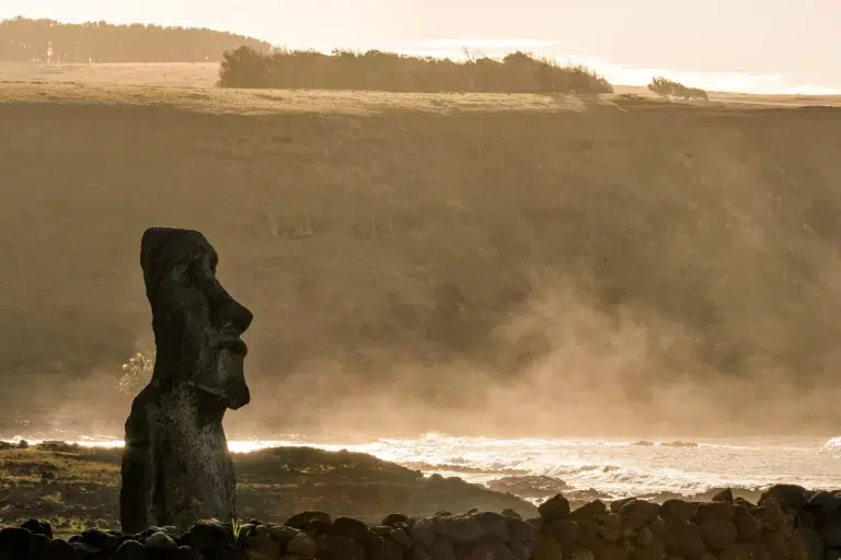 Imagen de silueta de estatuas Moai en Isla de Pascua, Chile